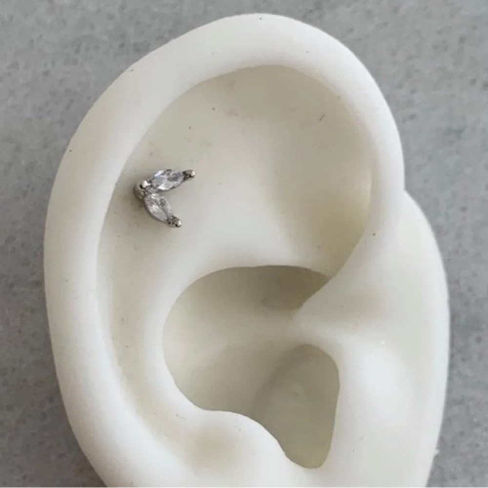 Silver Crystal Leaf Small Cartilage Earring 

Brand New